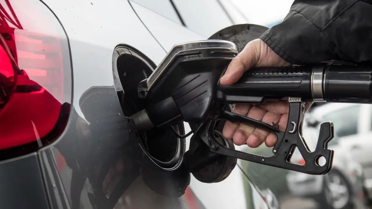 Ein Mann betankt sein Auto an der Tankstelle: ILLUSTRATION - Damit's an der Zapfsäule nicht ganz so weh tut: Mit Apps, Timing und Fahrstil lässt sich beim Sprit etwas sparen. (zu dpa: «Tanken immer teurer: Fünf Tipps, wie Autofahrer sparen») Foto: Christin Klose/dpa-tmn - Honorarfrei nur für Bezieher des dpa-Themendienstes +++ dpa-Themendienst +++