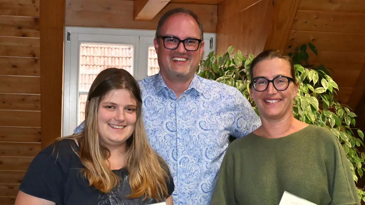 Bürgermeister und DRK-Ortsvereins-Vorsitzender Bernd Heinzelmann (Mitte) ehrte Lisa Zipf (links) und Katrin Kilguß für jeweils 25-maliges Blutspenden.