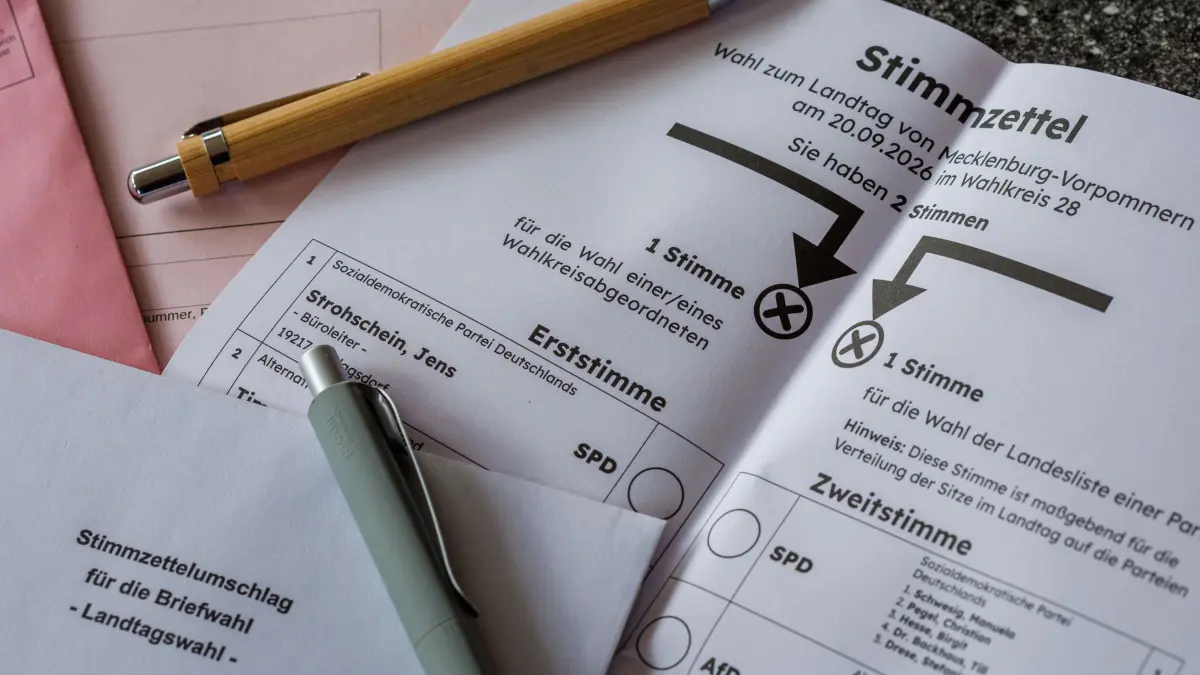 Landtagswahlen in Mecklenburg-Vorpommern: PRODUKTION - 01.09.2026, Mecklenburg-Vorpommern, Schwerin: Stimmzettel und Briefwahlunterlagen für die Landtagswahlen in Mecklenburg-Vorpommern liegen auf einem Schreibtisch. Am 20.09.2026 wird in Mecklenburg-Vorpommern ein neuer Landtag gewählt. (zu dpa: «Was man über die Wahl im Nordosten wissen sollte») Foto: Jens Büttner/dpa +++ dpa-Bildfunk +++