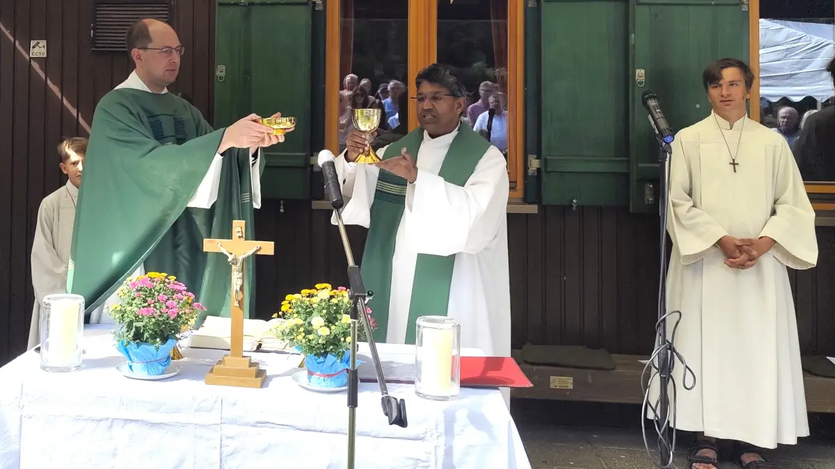 Am Samstagmittag in Trossingen angekommen, war der neue Pfarrer Philip Kaviyil aus dem südwestindischen Kerala noch am gleichen Abend voll im Dienst in Durchhausen. Nach dem Gottesdienst am Sonntagmorgen in Gunningen feierte er gemeinsam mit Pfarrer Andreas Kirchartz den Familiengottesdienst der Kolpingsfamilie auf dem Gauger.