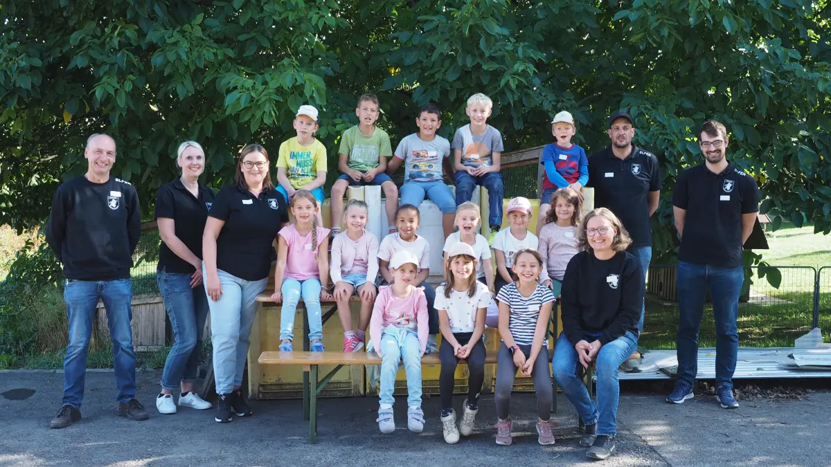9110006von links; Narrenpräsident Günther Stritt,Denise Ohnmacht und Verena Bodmer, rechts sitzend Stefanie Stritt Dahinter von rechts die Elferräte Leon Schmid und Sebastian Ohnmacht.