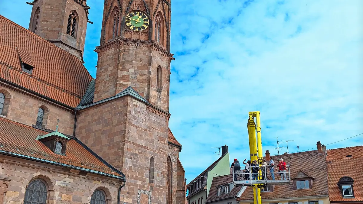 Mit dem Hubsteiger ging es am Villinger Münster hoch hinauf.