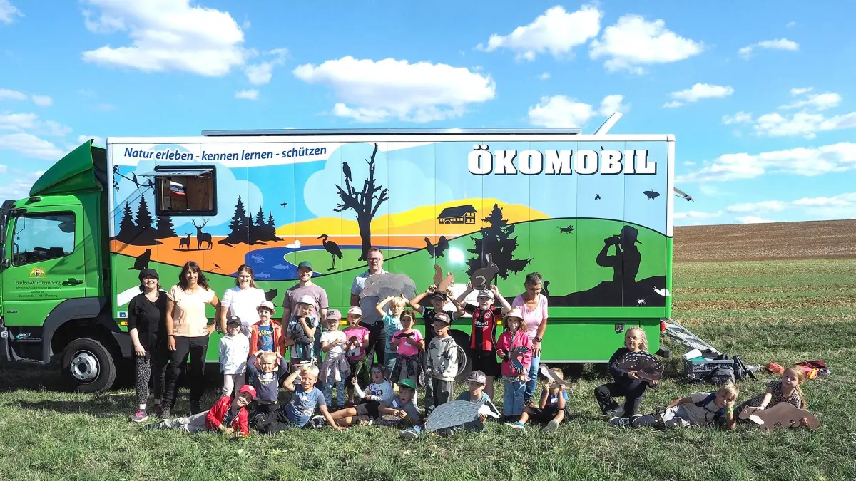 Gruppenbild von links:Anna Reimann, Claudia Kimmi, Jasmin Bantle, Biologe Sebastian Demtröder, Martin Müller sowie die OGV - Vorsitzende Uschi Binder.