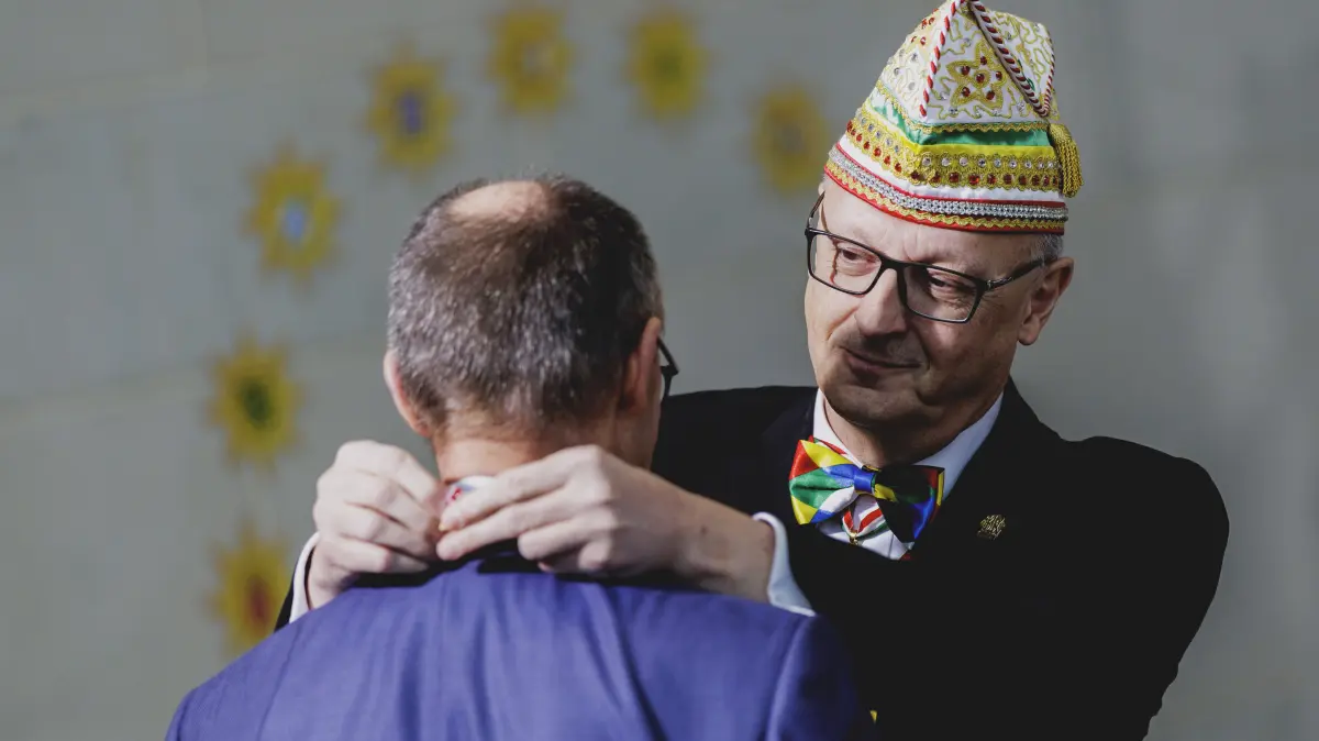 Noch ein Orden: Friedrich Merz (li.) wird von Klaus Ludwig Fess, Präsident des Bund Deutscher Karneval e.V., wird am 3. Februar 2026 im Rahmen des traditionellen Karnevalempfangs im Bundeskanzleramt in Berlin der Jecken-Ehrenorden verliehen.