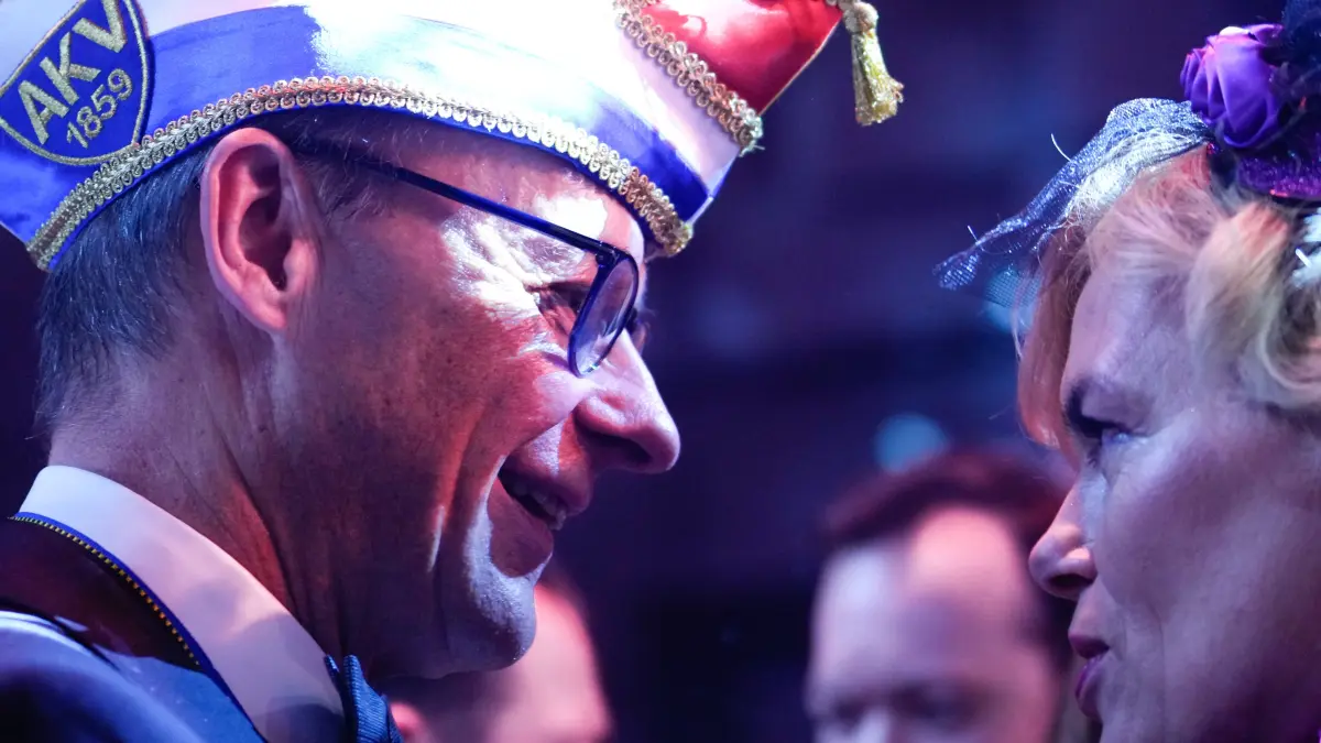 Das hatte Friedrich Merz noch Grund zum Lachen: Am 4. Februar 2023 wurde dem CDU-Chef in Aachen der Orden "Wider den tierischen Ernst" verliehen (li. die heutige Bundestagspräsidentin Julia Klöckner).