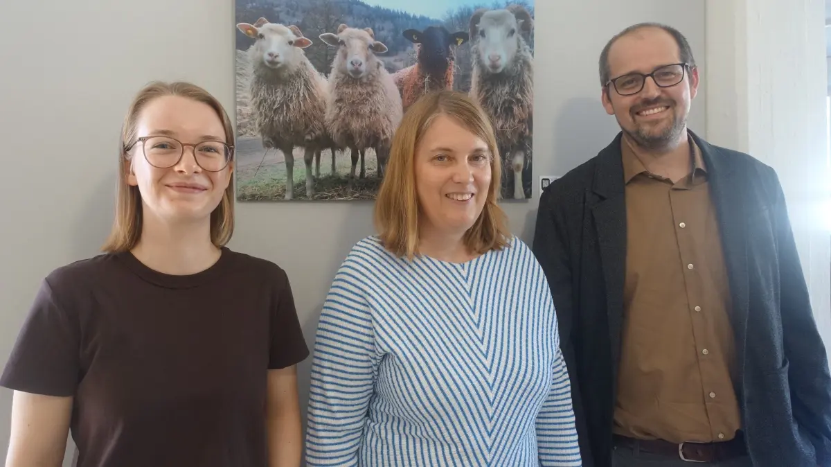 FJÖ-Mitarbeiterin Aimée Hilbert, VHS-Leiterin Katrin Nuiro und der Geschäftsführer des Biosphärengebiets Schwarzwald, Florian Kübler, freuen sich über die gelungene Fotoausstellung.