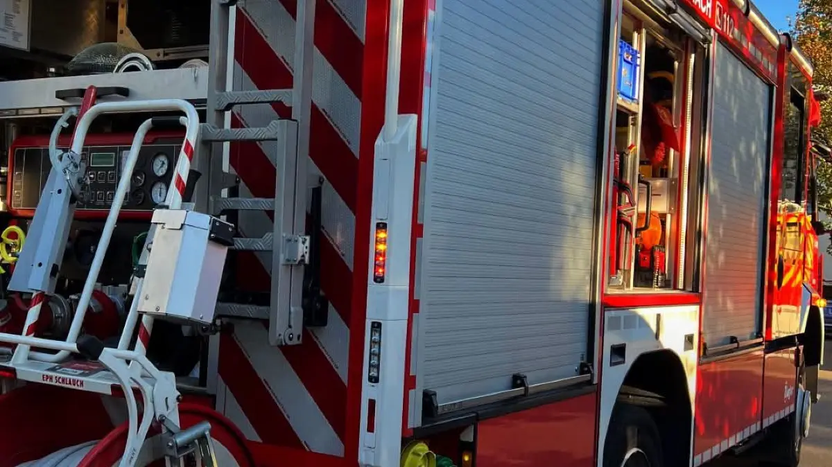 Im Einsatz stand ein Löschzug der Feuerwehr Lörrach.