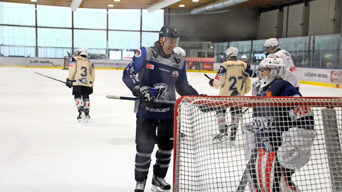 Auf Bahn zwei der Helios-Arena in Schwenningen, hier Andreas Renz im Juni bei einem Freundschaftsspiel mit Schwenninger Eishockeystars, war am Samstag die Glykol-Leitung angebohrt worden.