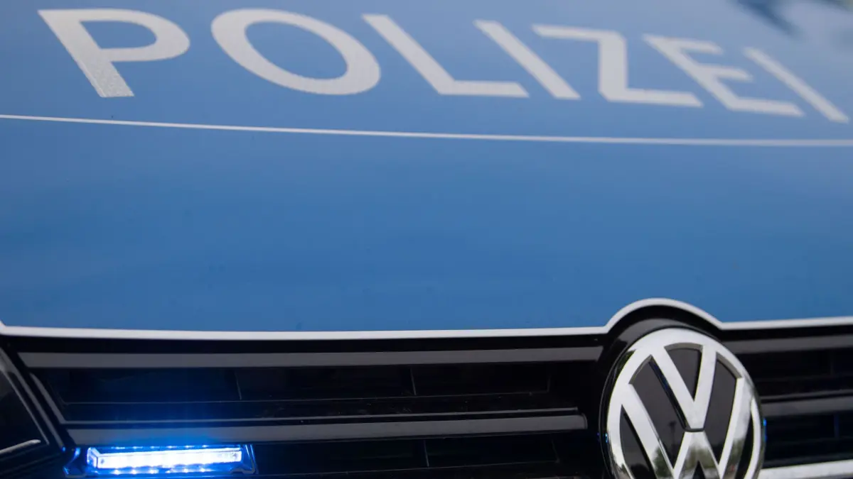 Polizei: ARCHIV - 15.05.2019, Bayern, Dachau: Ein Blaulicht leuchtet an einer Polizeistreife. (zu dpa: «Unfall mit acht beschädigten Autos und vier Verletzten») Foto: Lino Mirgeler/dpa +++ dpa-Bildfunk +++