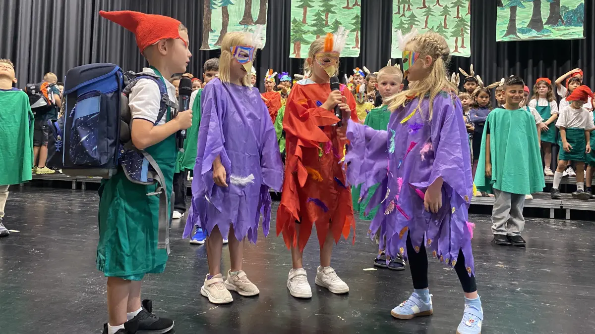 Das Stück vom kleinen Wichtel, der in die Schule kommt, und auf seinem Weg durch den Wald viele Tiere trifft, die sich darüber wundern, führten die Zweitkässler auf.