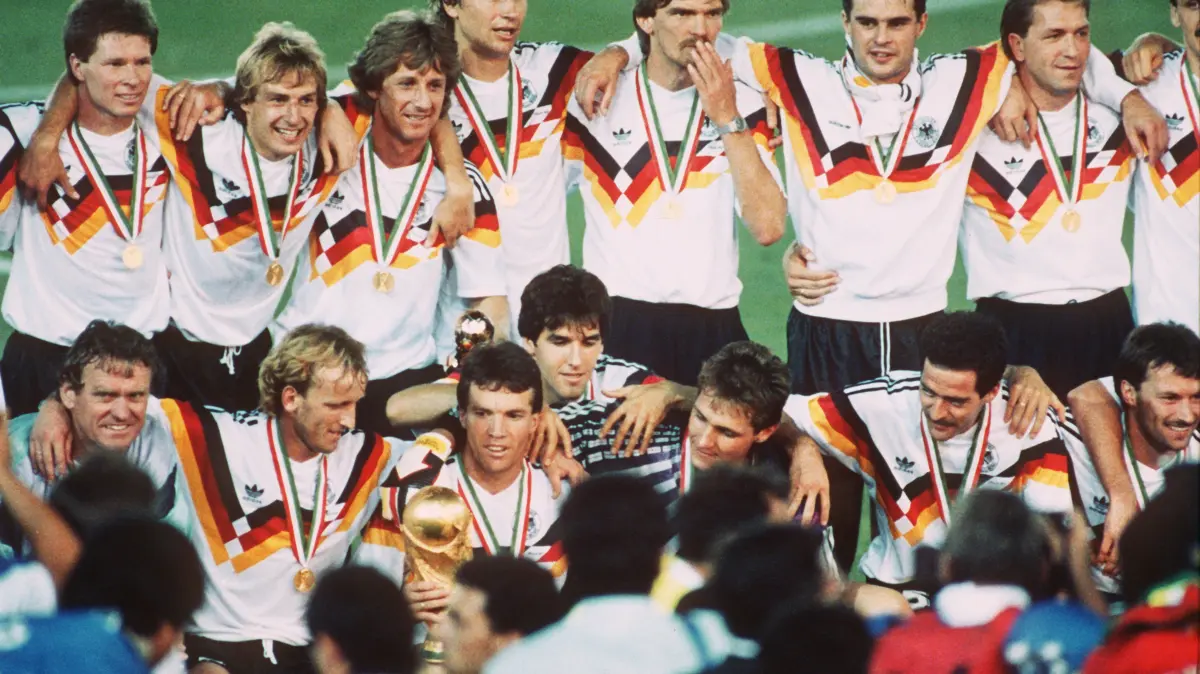 Die deutsche Mannschaft stellt sich 1990 nach der Siegerehrung bei der Fußball-Weltmeisterschaft im Olympiastadion von Rom zum Gruppenbild auf. Guido Buchwald ist in der hinteren Reihe als Vierter von links zu sehen.