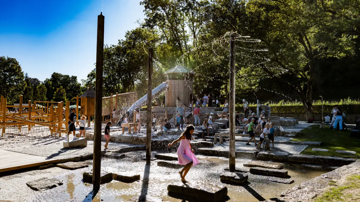 Der neue Spielplatz – inklusive Wasserbereich – ist nun auch offiziell eröffnet.