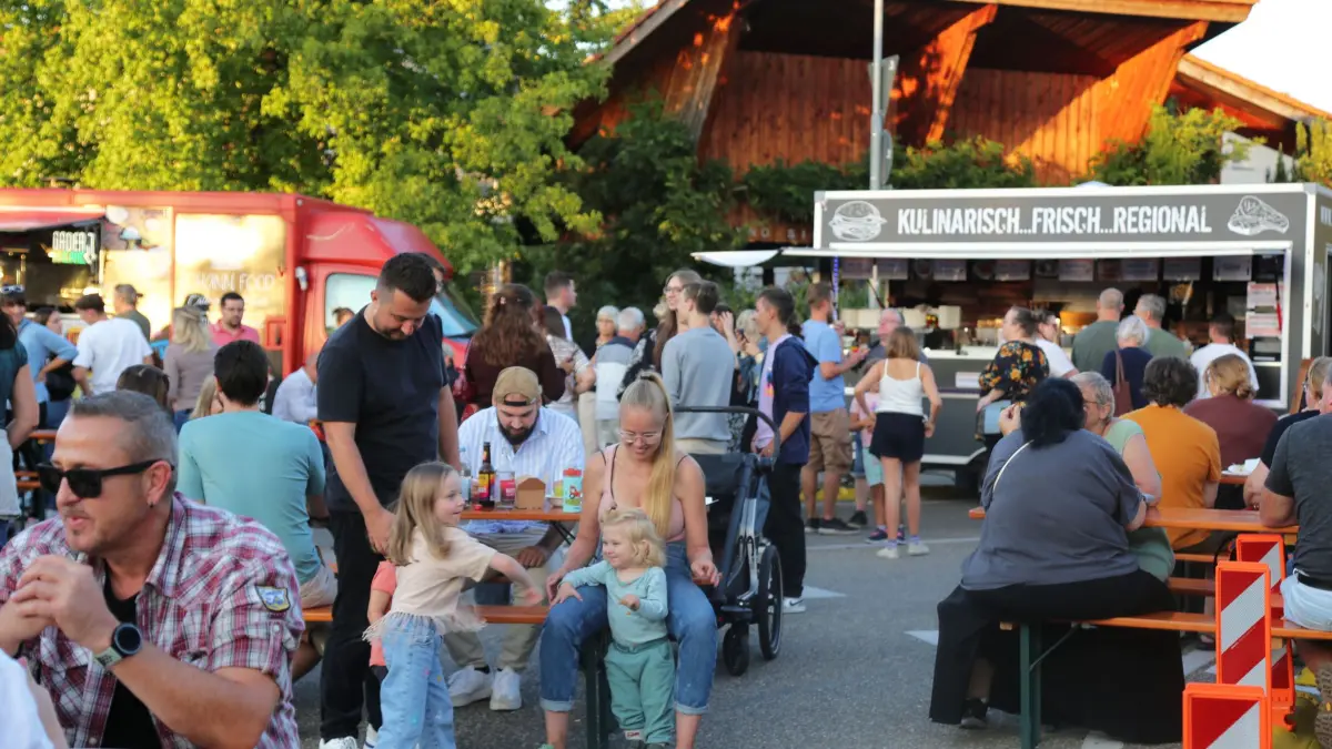 Wo sonst Autos um den Kreisel auf der Tullastraße rollen, trafen sich die Besucher des Food-Truck-Festivals.