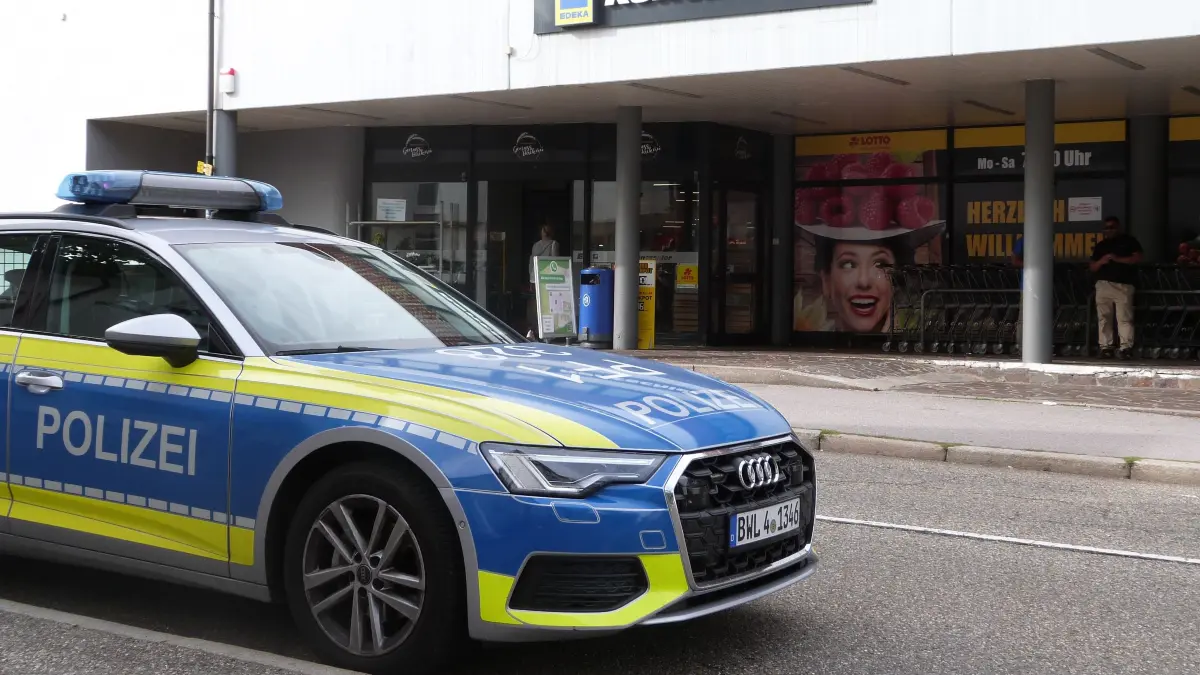Schon Ende August gab es einen Polizeieinsatz bei der Edeka-Filiale. Damals ging es um einen mutmaßlichen Ladendiebstahl. (Archivbild)