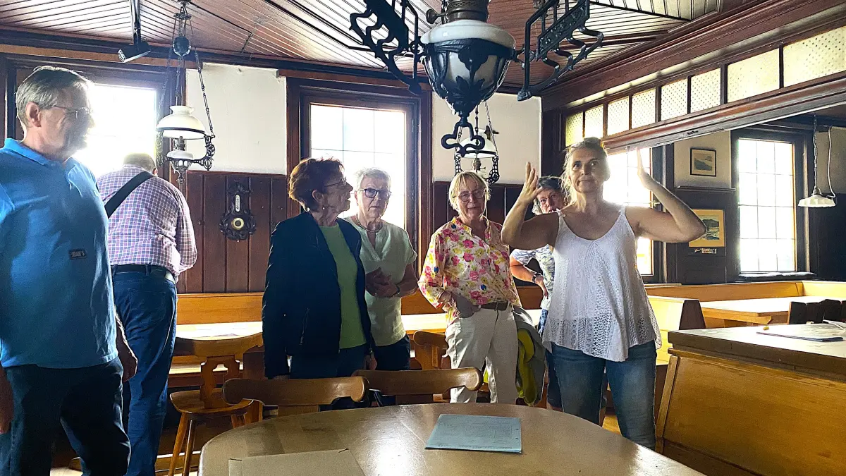 Besichtigung im Gasthaus "Fecker" in Hechingen: Almut Petersen führte interessierte Gäste durch die verwaiste Altstadtkneipe und erläuterte die Pläne des AK Asyl für die Wiederbelebung. Gezeigt wurden außer dem Schankraum auch die Küche, der Gewölbekeller und der Speicher.