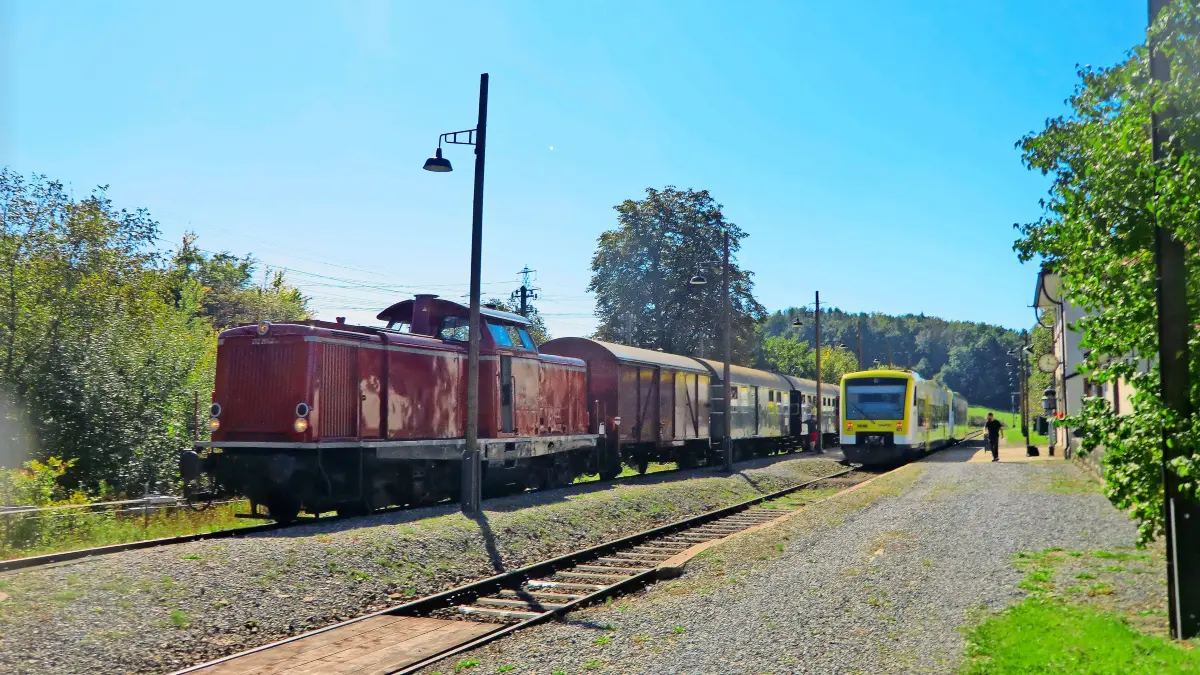 Beim Tag der Schiene 2025 trafen sich die historische Diesellok-Garnitur und ein moderner Triebwagen des Ringzuges im Bahnhof Fützen.