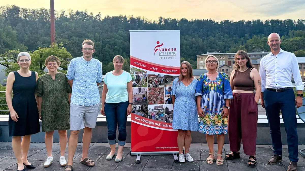 Vorsitzende des Stiftungsrates Petra Wagner und die Vorstandsmitglieder Miriam Kammerer und Carsten Brüner mit den neu gewählten Stiftungsräten der Bürgerstiftung Rottweil. Von links nach rechts: Petra Wagner, Miriam Kammerer, Benjamin Sigrist, Anabel Hezinger, Beate Kalmbach, Esther Kuhn-Luz, Hélène Marcel, Carsten Brüner.