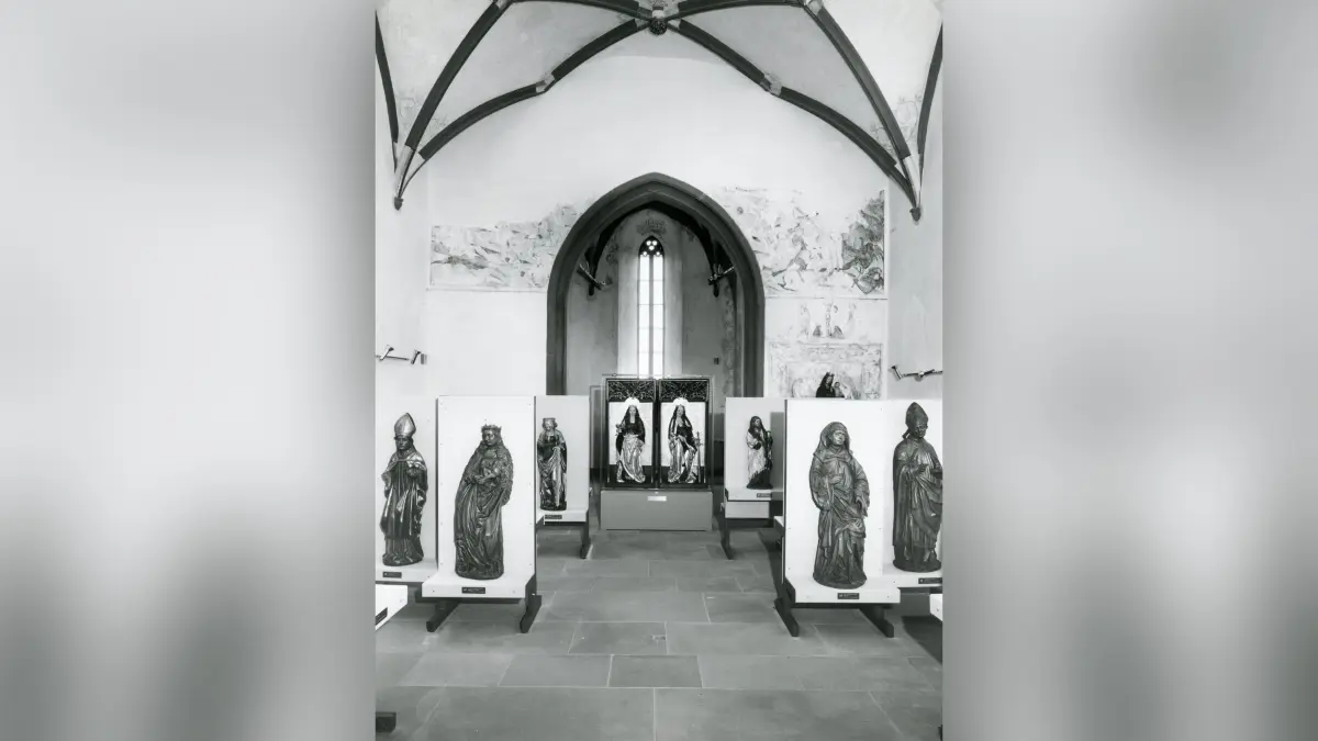 Die Archivaufnahme zeigt den Innenraum der Lorenzkapelle nach der Renovierung 1977, mit Holzbildwerken aus der Sammlung Dursch, die heute im Dominikanermuseum zu sehen sind.