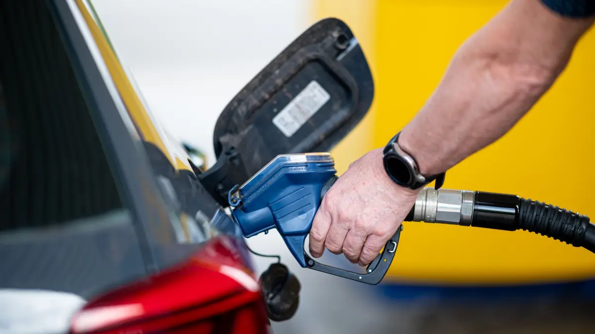 Italien verzichtet ein Jahr lang weitgehend auf Kfz-Steuer: ARCHIV - 14.06.2022, Hamburg: Ein Mann betankt an einer Tankstelle sein Auto. (zu dpa: «Italien verzichtet ein Jahr lang weitgehend auf Kfz-Steuer») Foto: Daniel Reinhardt/dpa +++ dpa-Bildfunk +++