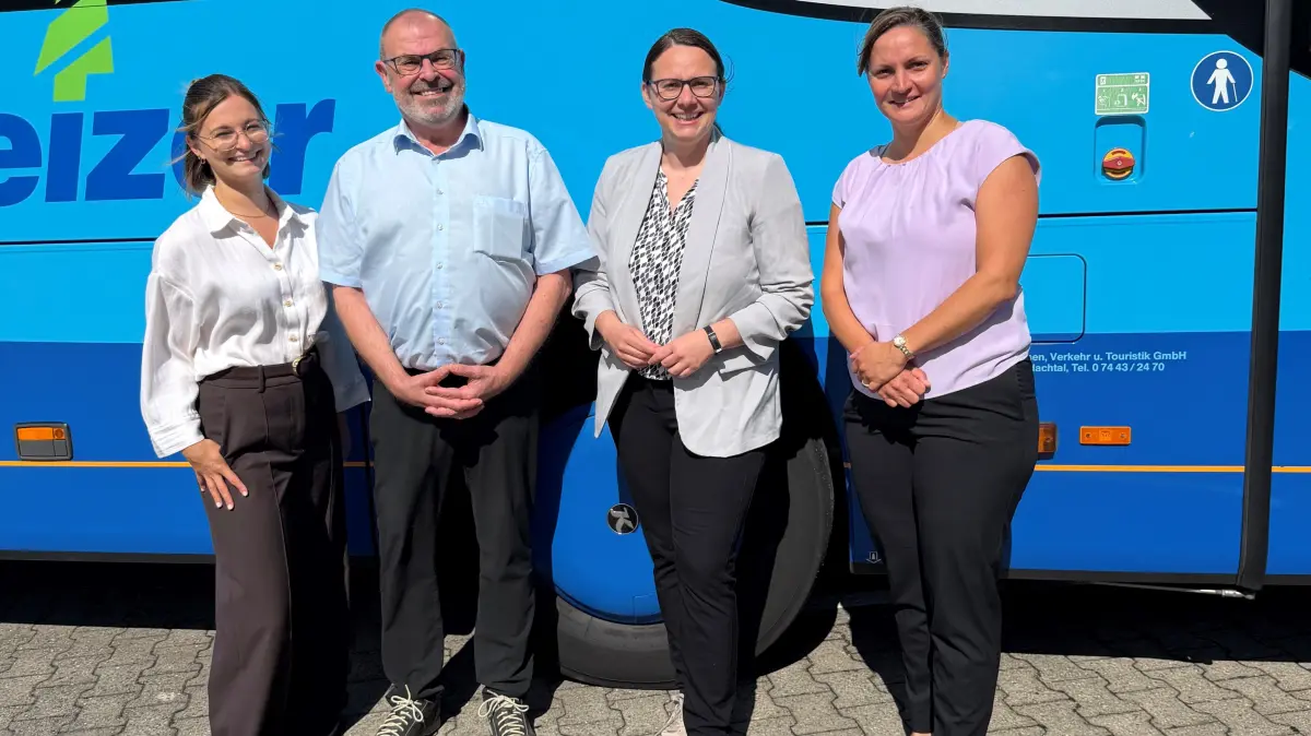 Austausch über die Zukunft der Busbranche: Anne Schweizer (von links), Geschäftsführer Franz Schweizer, die CDU-Landtagsabgeordnete Katrin Schindele und Waldachtals Bürgermeisterin Annick Grassi beim Reiseunternehmen Schweizer in Waldachtal.