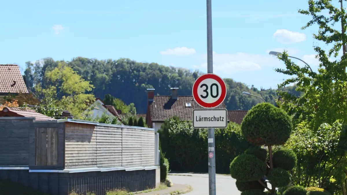 Tempo 30 in der Kanderner Straße in Steinen: Nicht alle Autofahrer halten sich daran, wie Geschwindigkeitsmessungen zeigen. Das sorgte im Bau- und Umweltausschuss für eine Diskussion.