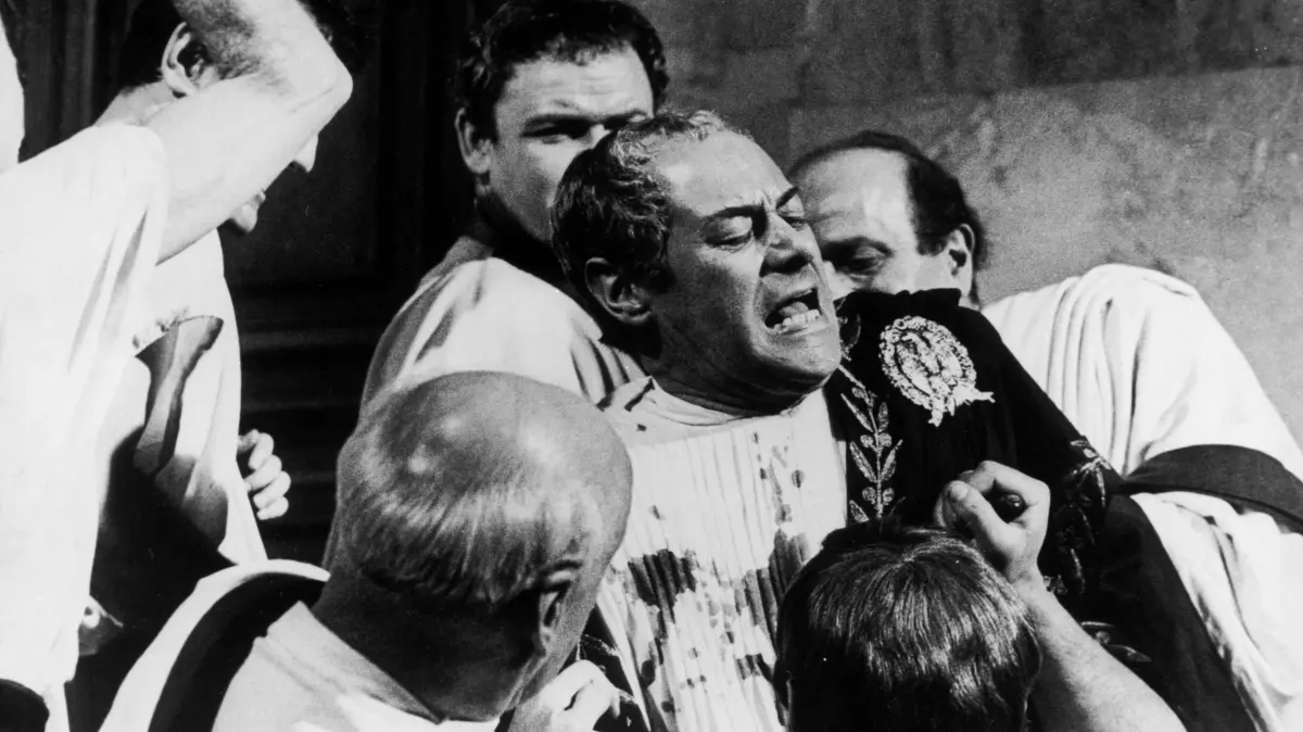 Cäsar wird von Brutus und seinen Mitverschwörern im Senat gemeuchelt (Szene aus dem US-Historienfilm "Cleopatra" aus dem Jahr 1963).