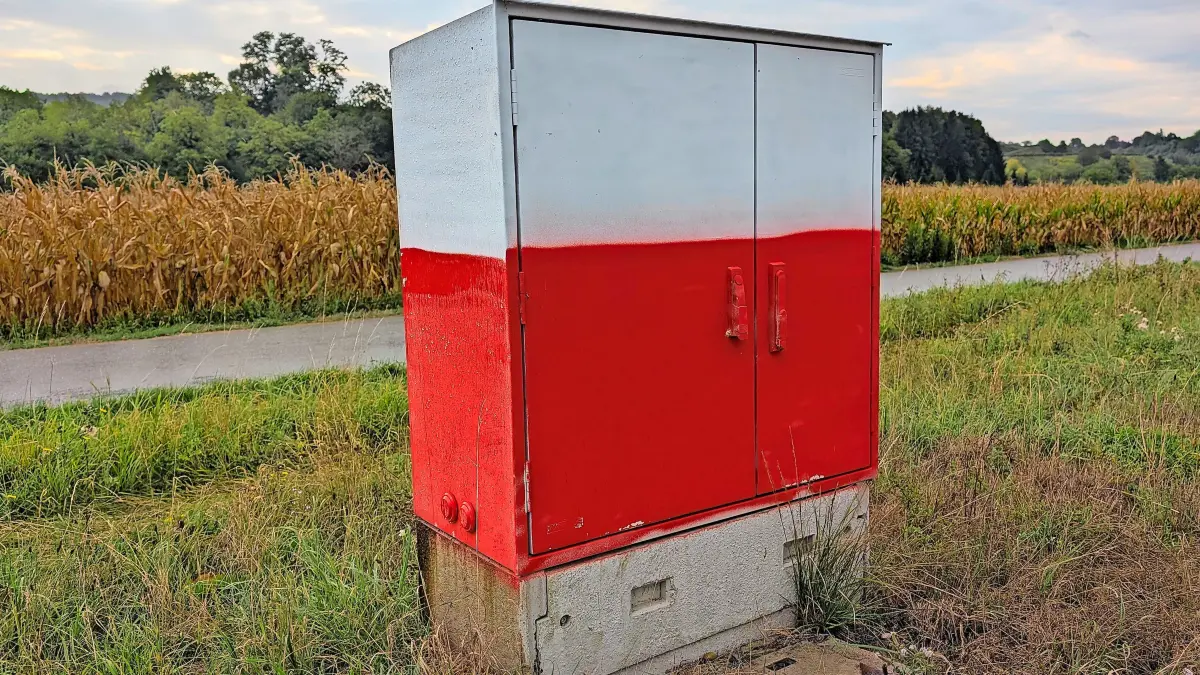Zahlreiche Kabelverteilerschränke in Lahr und Region, etwa hier am Sulzer Kreuz, wurden rot-weiß beschmiert.