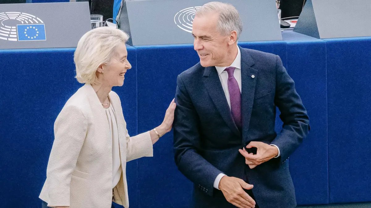 FRANCE-EU-CANADA-PARLIAMENT-POLITICS-DIPLOMACY: This handout photograph taken and released by the European Union on September 16, 2026 shows European Commission President Ursula von der Leyen (L) greeting Canada's Prime Minister Mark Carney during her annual keynote address to the European Parliament in Strasbourg, eastern France. EU chief Ursula von der Leyen raised the prospect on September 16, 2026 of Canada becoming the 27-nation bloc's first "associate member", as she pitched closer cooperation on tech, defence and energy to Canadian leader Mark Carney. "I would like to work with you on opening the door for Canada to be the first associate member of the EU," von der Leyen told the Canadian prime minister, who was attending her annual keynote speech to the European Parliament, drawing a standing ovation in the chamber. (Photo by Christophe Licoppe / EUROPEAN UNION / AFP) / RESTRICTED TO EDITORIAL USE - MANDATORY CREDIT "AFP PHOTO / EUROPEAN UNION / Christophe LICOPPE" - HANDOUT - NO MARKETING NO ADVERTISING CAMPAIGNS - DISTRIBUTED AS A SERVICE TO CLIENTS