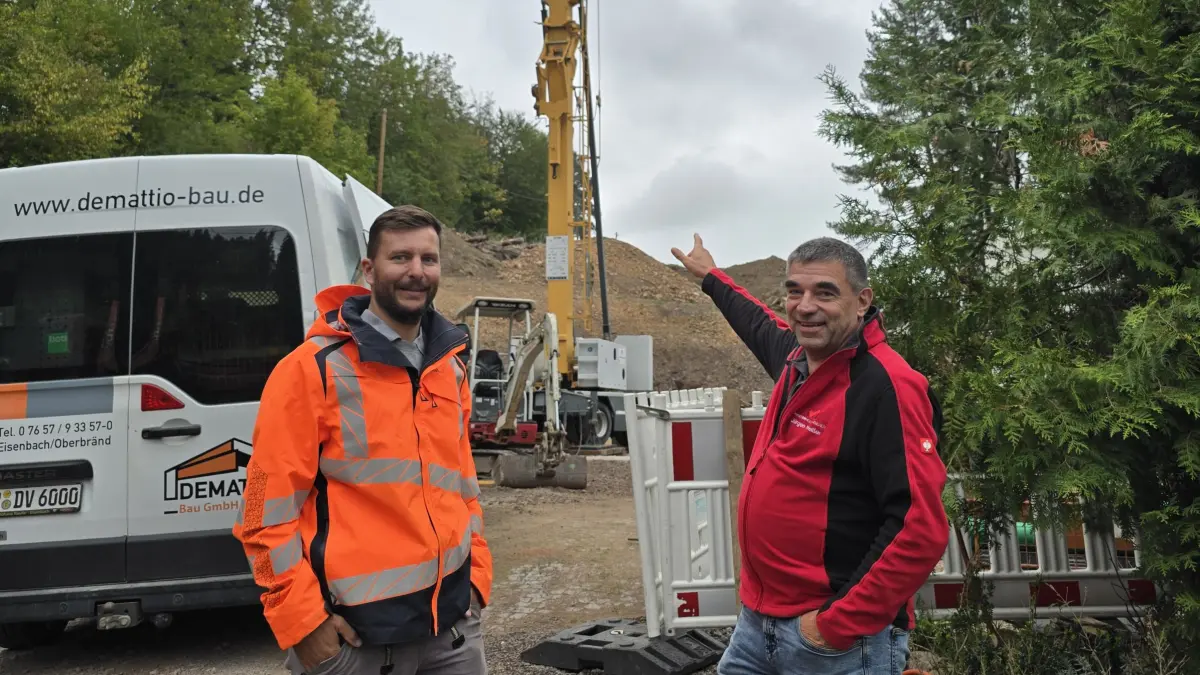 Generalunternehmer Jürgen Weisser zeigt es an: An dieser Stelle stand der frühere Bau des Gasthauses "Forelle" im Groppertal. Warum das Bestandsgebäude weichen musste, berichtete er im Gespräch mit der Redaktion. Jetzt wird neu gebaut. Aktuell laufen die Maurerarbeiten durch die Firma De Mattiio, deren Bauleiter Mathias Weber ebenfalls auf der Baustelle anzutreffen ist.