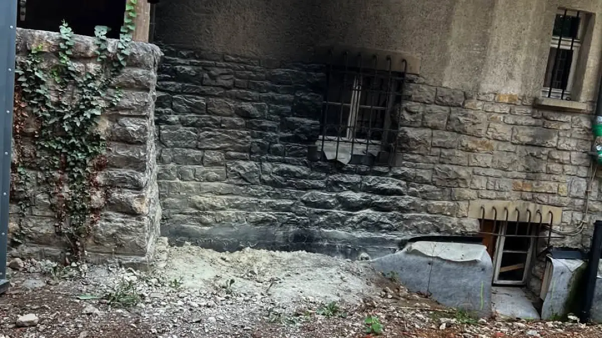 Die Fassade des Hauses wurde durch den Brand beschädigt.