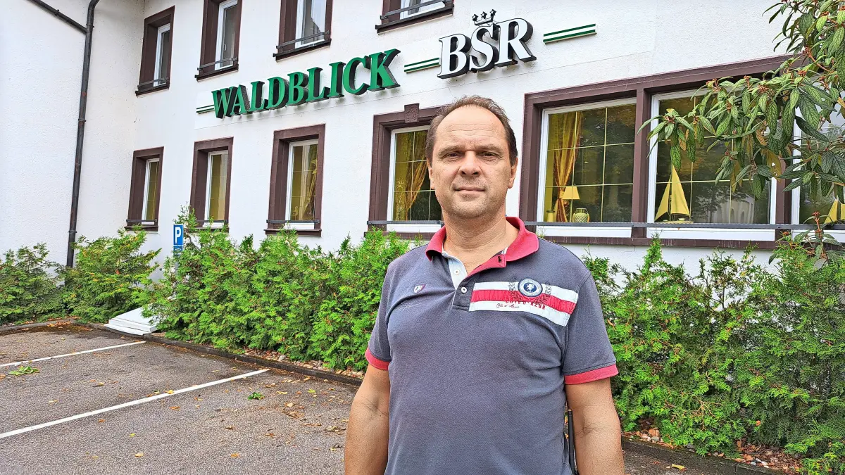 Alexander Kaspirovic betreibt das Waldblick-Hotel in Aufen. Dabei kann er jeden Sommer fest mit einigen Gästen aus Italien und Spanien planen.