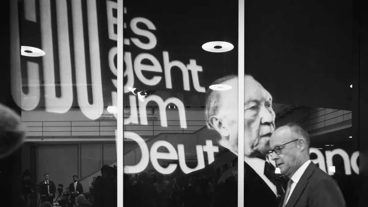 Was wohl Konrad Adenauer zu seinem Nachfolger sagen würde? Bundeskanzler Merz geht am 7. September 2026 im Konrad-Adenauer-Haus in Berlin an einem Porträt des ersten Bundeskanzlers vorbei.