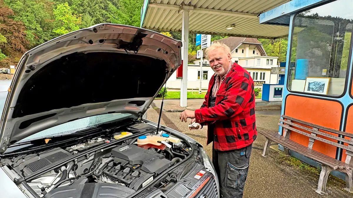 Dieser Auftrag wäre Anfang der Woche noch nicht zu Stande gekommen: Edgar Emter füllt bei einer Kundin aus Kirnbach Öl nach.