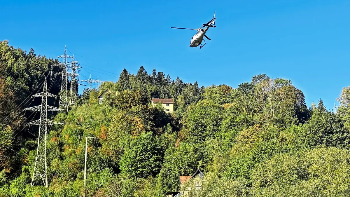 Der Hubschrauber kontrollierte die Leitungen.