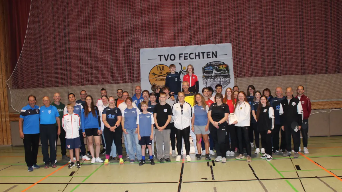 Nach einem spanenden Wettkampf stellten sich alle Teilnehmer des Fünfkampfs in Oberndorf zum gemeinsamen Gruppenfoto.