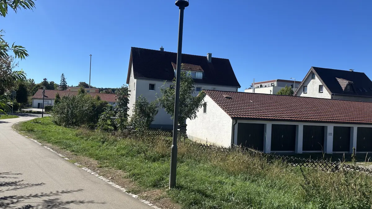 Auf dem Grundtstück befinden sich derzeit noch Haus und mehrere Garagen. Sie sollen dem neuen Gebäudeensemble weichen.
