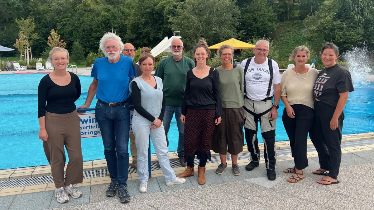 Fördervereinsvorsitzende Valerie Schaible (Fünfte von rechts) und ein Teil des Kernteams freuen sich mit Josef Dettling von der Gemeinde (Dritter von rechts) und Ortsvorsteher Karlheinz Nestle (Zweiter von links), dass die Zusammenarbeit so gut funktioniert.
