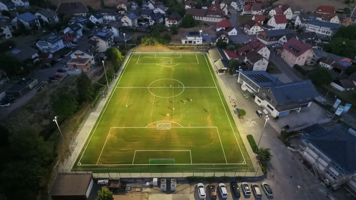 Der neue Kunstrasenplatz der SG Schweighausen ist fertig. Das soll mit einem großen Fest gefeiert werden