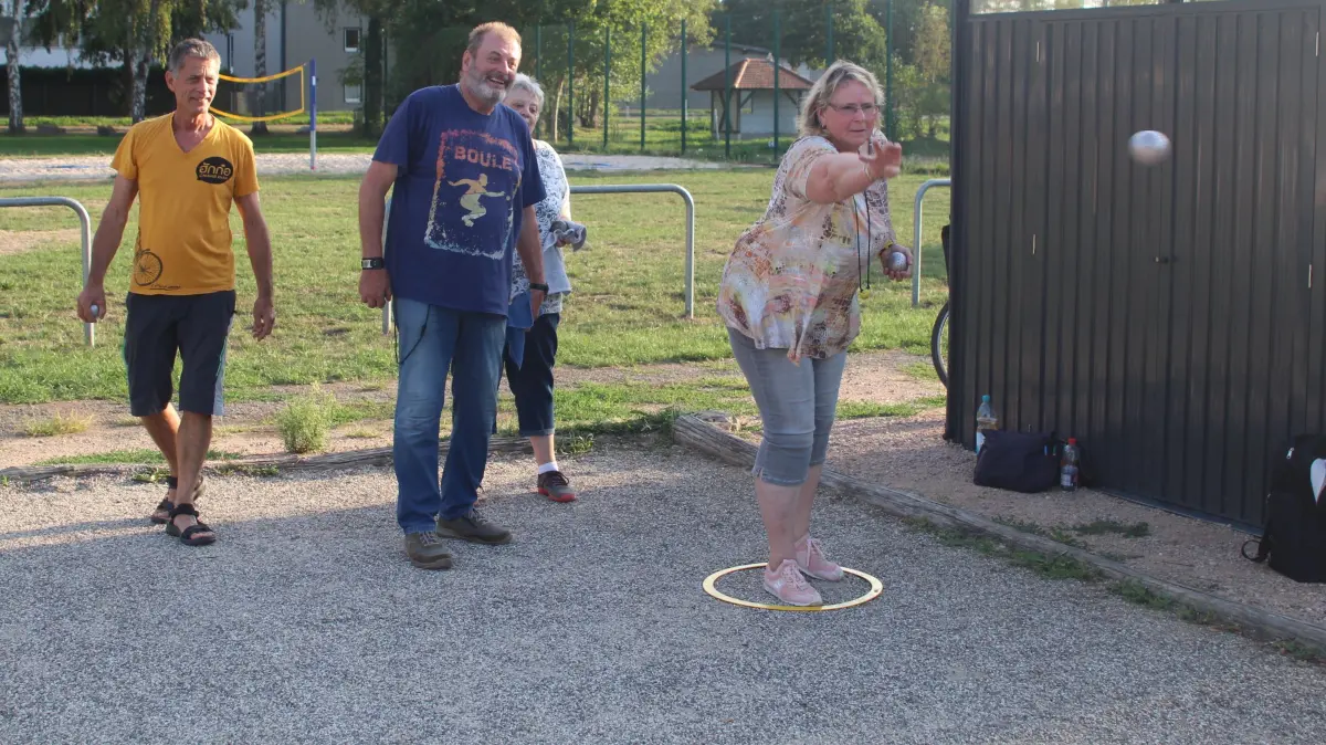 Auf der Boule-Bahn in Rümmingen: Stefan Blum, Ernst Kühner und Ruth Sinz verfolgen den Wurf von Annette Boos (von links).