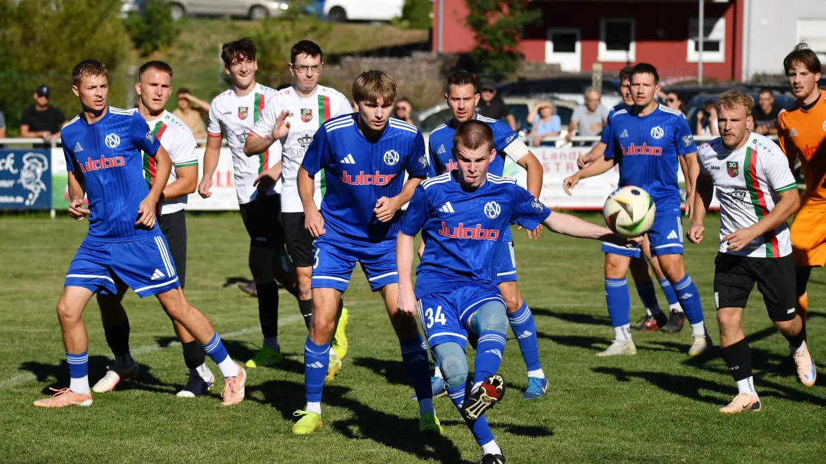 Der FSV Seelbach (in Blau) hat zwei Abstiege in Folge hinter sich – und auch in der Kreisliga A läuft nicht viel zusammen.