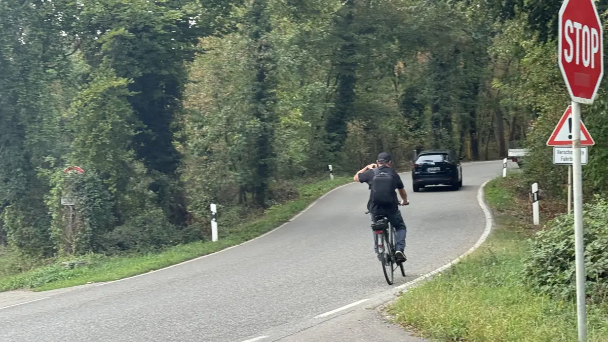 Autos und Radfahrer nutzen gemeinsam die Strecke vom Heldelinger Kreisel bis zur Betriebseinfahrt des Kieswerks durch den Wald und bis nach Märkt.