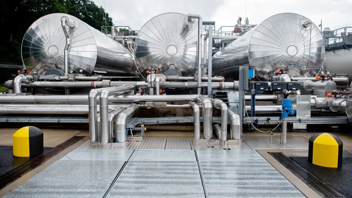 Technische Anlagen zur Ein- und Ausspeicherung von Erdgas, darunter mehrere Prozesswassertanks, stehen auf dem Gelände des Erdgasspeichers Rehden der SEFE Storage GmbH. Bei der Speicheranlage handelt es sich um den größten Erdgasspeicher in Westeuropa.