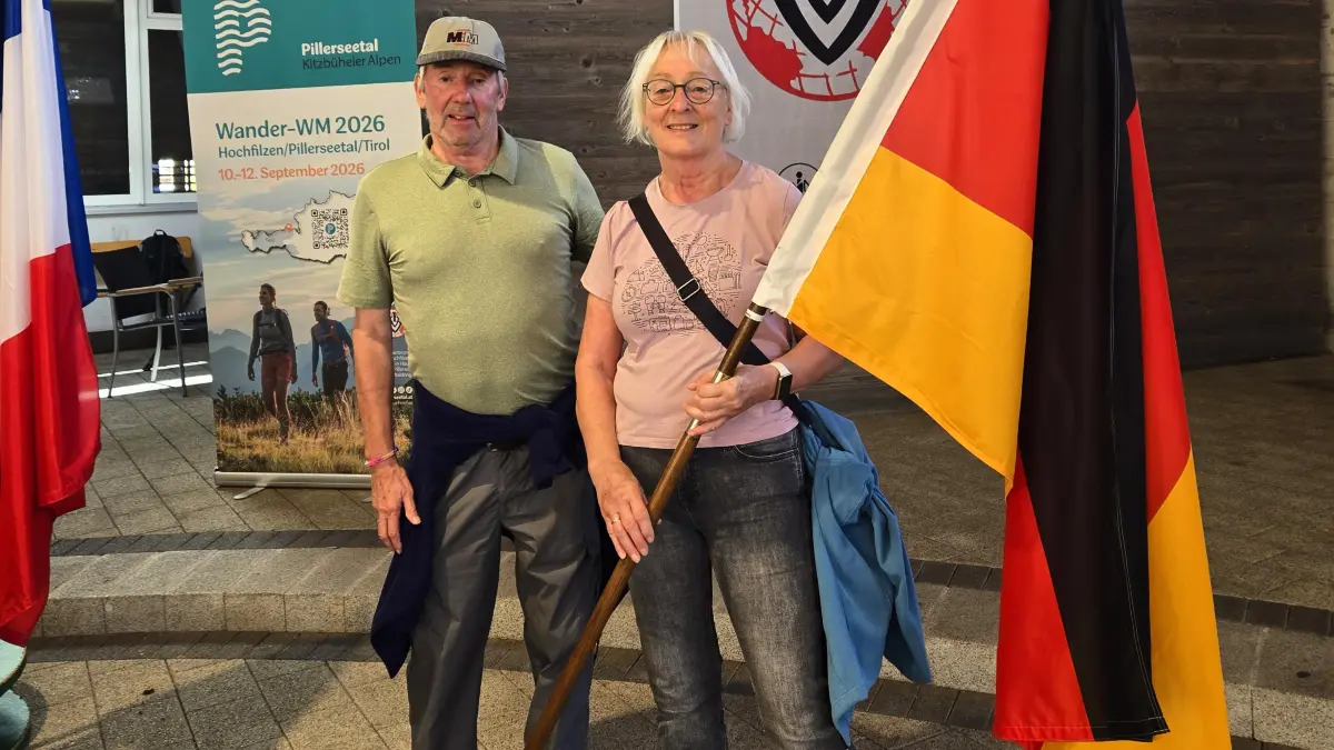Manfred und Christl Schöttle vom Wanderverein Rotfelden halten vor den Feierlichkeiten die Deutschlandfahne in Händen