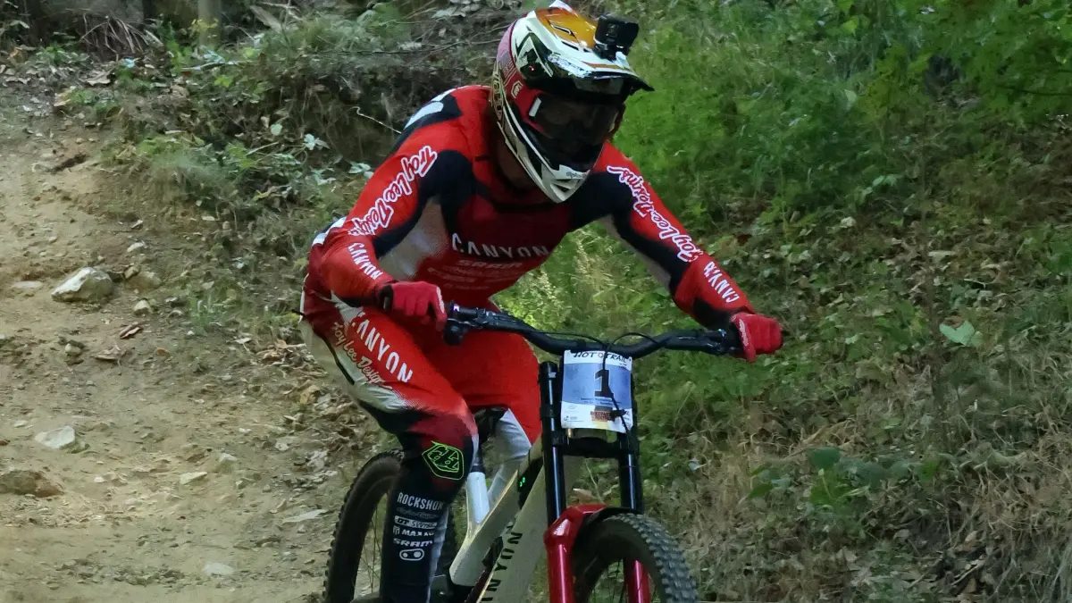 Henri Kiefer holte sich bei der Deutschen Downhill Meisterschaft in Todtnau den Sieg.