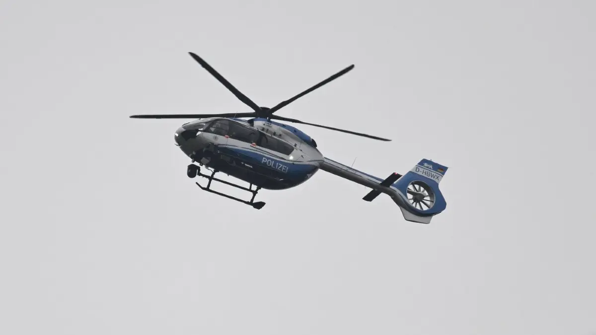 Hubschrauber : Ein Hubschrauber der Polizei kreist über der Innenstadt von Esslingen. (zu dpa: «Spezialkräfte suchen psychisch auffälligen Mann»)