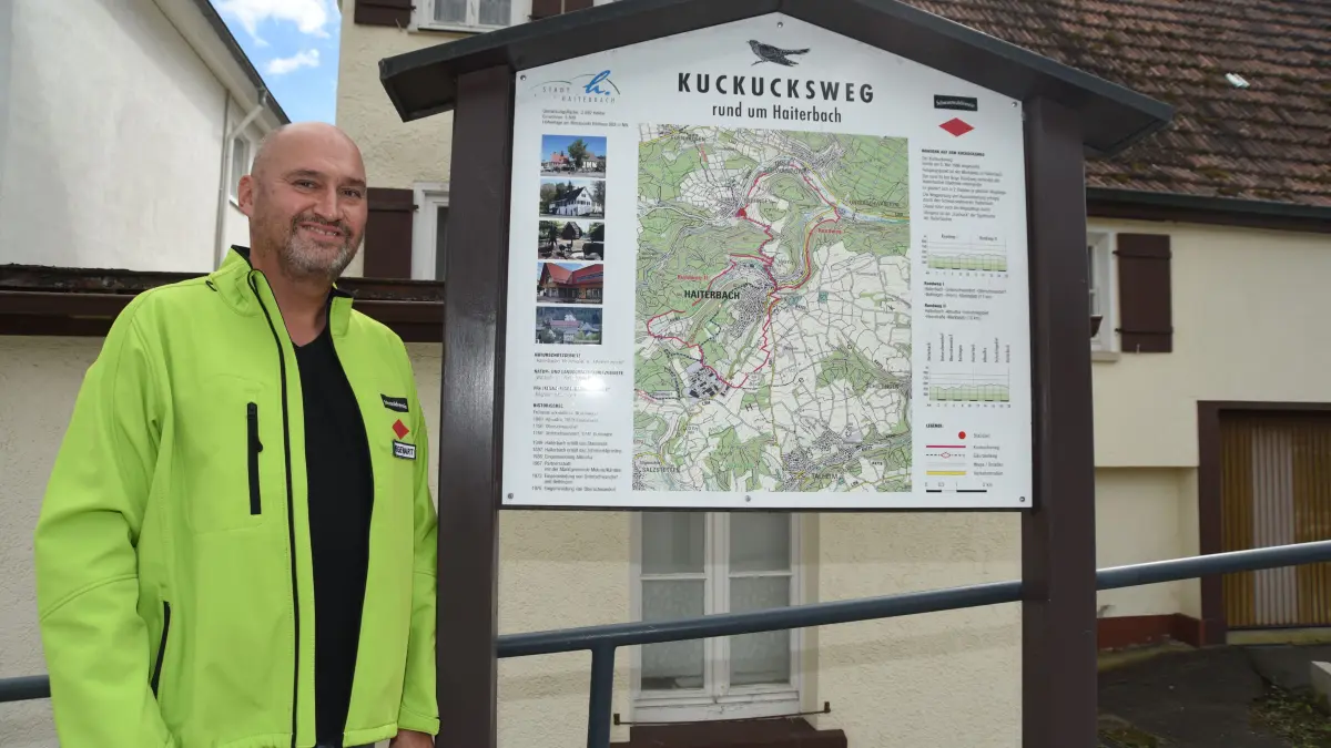 Wegewart Uwe Renz an der Info-Tafel zum Kuckucksweg in Beihingen