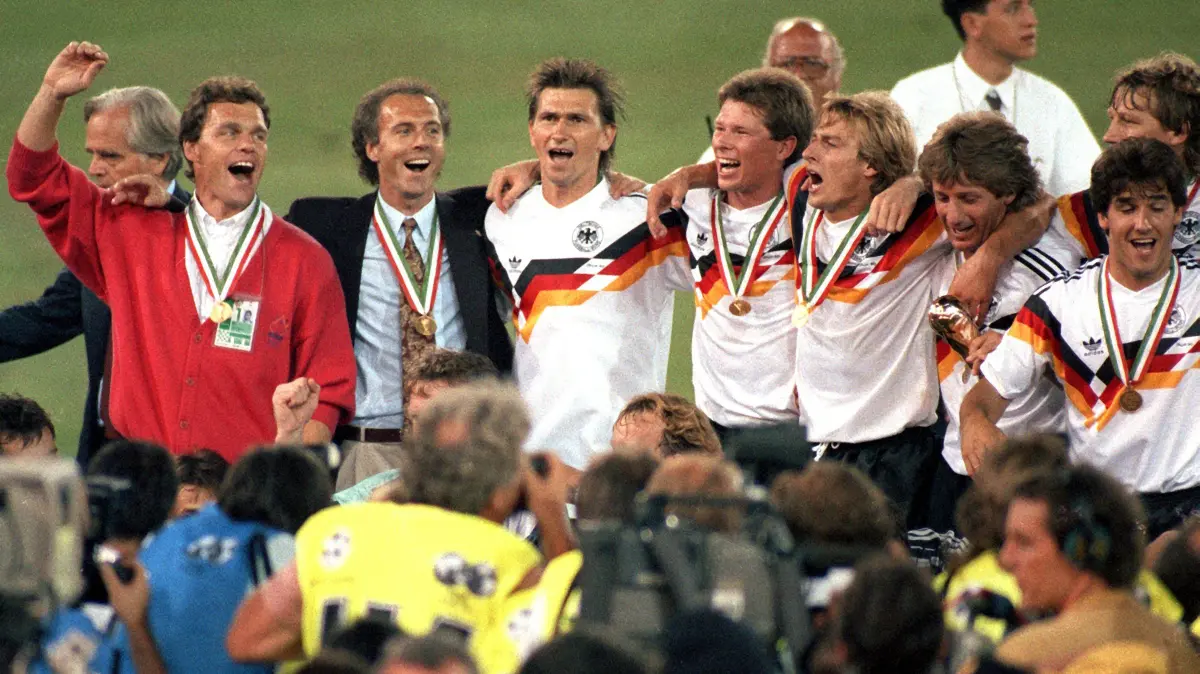 08.07.1990, Italien, Rom: Nach dem WM-Finale Argentinien-Deutschland (0:1) jubeln Holger Osieck (von links), Franz Beckenbauer, Klaus Augenthaler, Stefan Reuter, Jürgen Klinsmann, Frank Mill und Karl-Heinz Riedle.