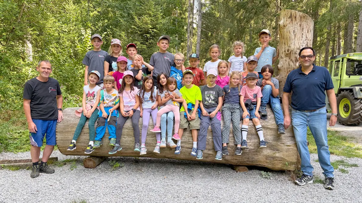 Gruppenbild am Wehlebrunnen, flankiert von Markus Hils (links) und Dennis Mauch (rechts).