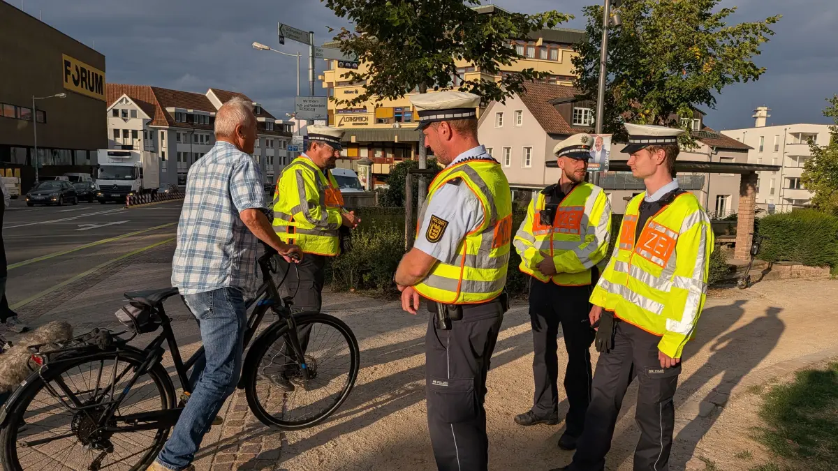 Neben Fahrrädern nahm die Polizei beim Zweiradaktionstag auch E-Scooter und Pedelecs unter die Lupe.