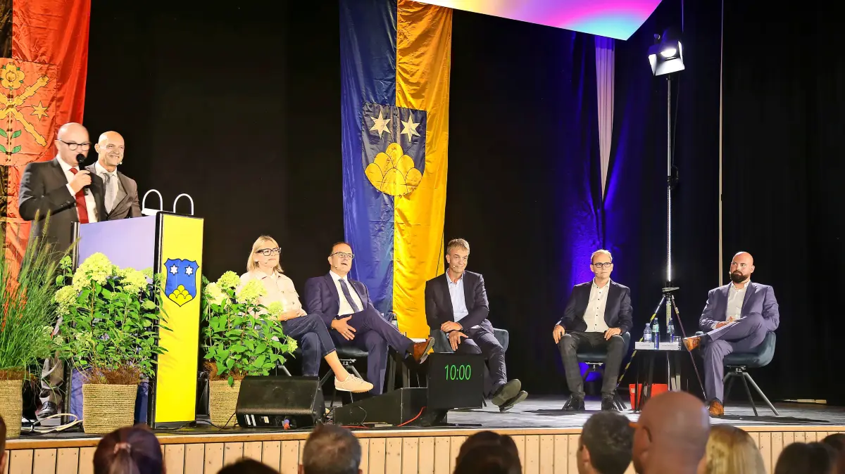 Der scheidende Bürgermeister Dietmar Benz (von links) und Jürgen Fleckenstein von der Hochschule Kehl moderierten durch die Kandidatenvorstellung mit den Bewerbern Nicole Ritter, Alexander Schröder, Michael Bürkle, Stephan Klotz und Stefan Waldinger